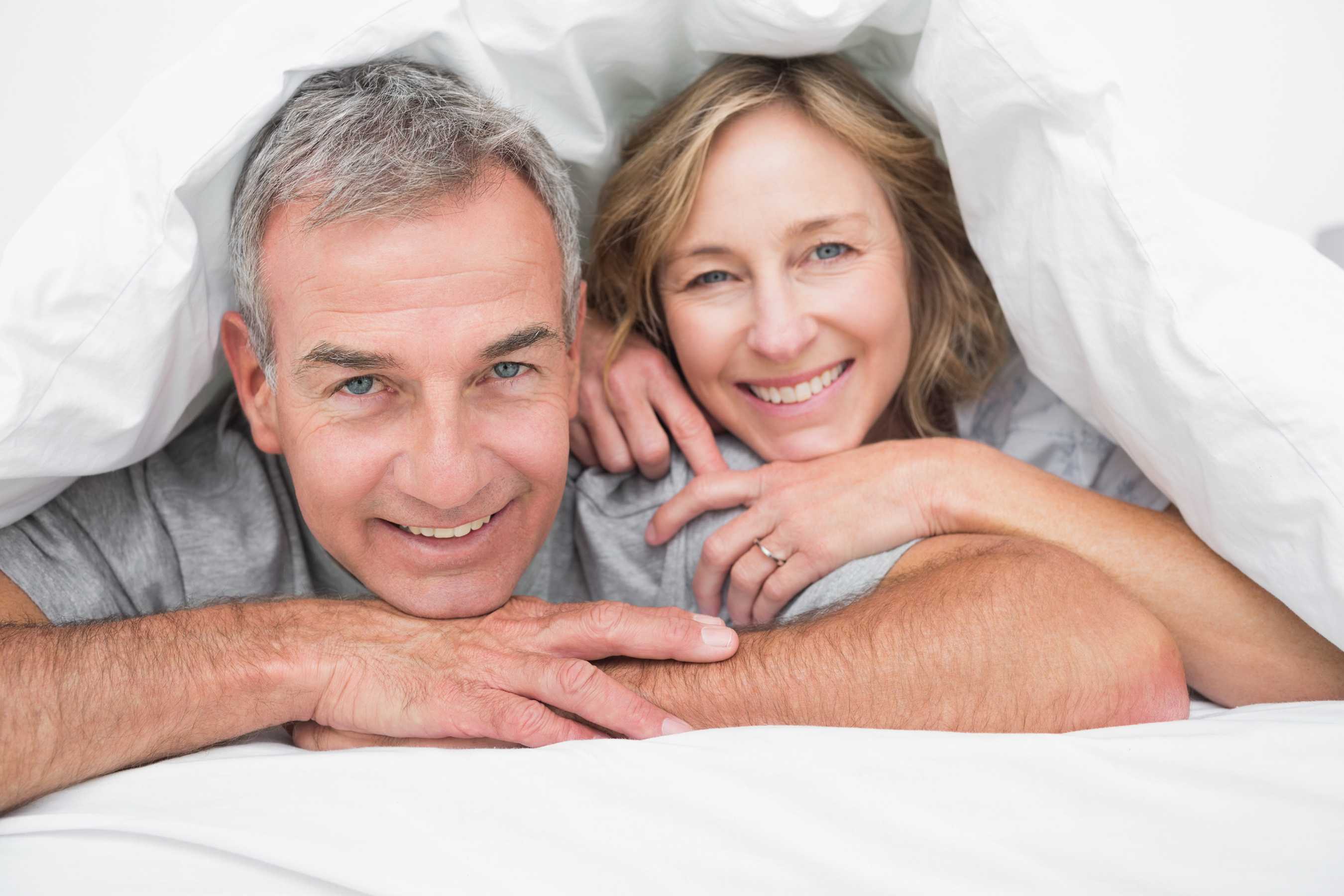 Отношение мужчины после 60. Пожилая пара в постели. Пожилая пара в спальне. Потенция в старости. Потенция пожилой мужчина.